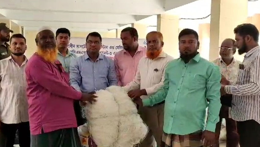 রাঙ্গাবালীতে অবৈধ জাল পুড়িয়ে বৈধ জাল বিতরণ