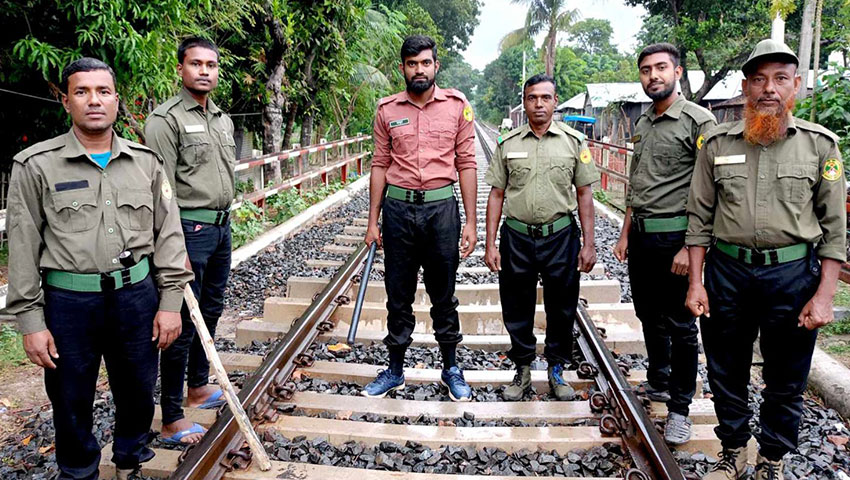 কুষ্টিয়ায় রেললাইন পাহারায় আনসার সদস্যরা