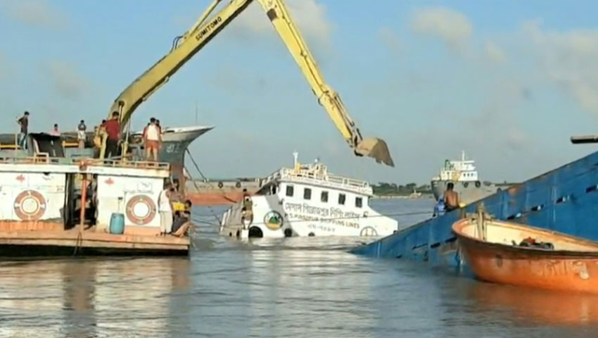 ২৭ ঘণ্টা পর ডুবে যাওয়া কার্গো জাহাজ থেকে কয়লা অপসারণ শুরু 