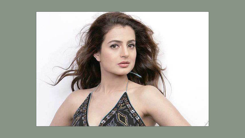 প্রেমের গুঞ্জনে আমিশা প্যাটেল
