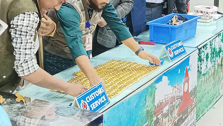 বিমানের ফ্লাইট থেকে ৩৪ কোটি টাকার সোনার ডিম ও বার উদ্ধার