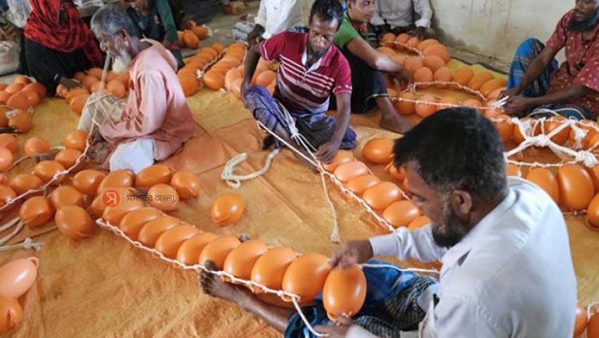 প্লাস্টিক বল দিয়ে লাইফ জ্যাকেট তৈরি করছেন চরফ্যাশনের জেলেরা