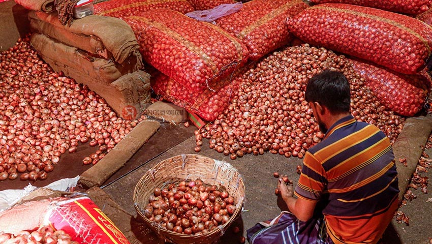 খুচরা বাজারে পেঁয়াজ ৩০০ টাকা ছুঁইছুঁই