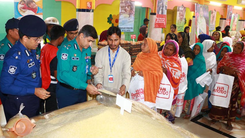 রাজশাহীতে সুবিধা বঞ্চিতদের জন্য ‘আজব বাজার’ উদ্বোধন 