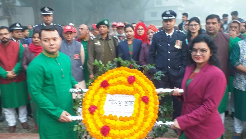 সিরাজদিখানে শহীদদের স্মৃতির প্রতি শ্রদ্ধা জানিয়ে স্মৃতিসৌধে পুষ্পস্তবক অর্পণ করা হয় । সময়ের আলো