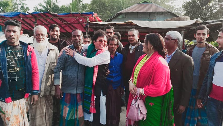 বরিশালে আগাম গণসংযোগে ব্যস্ত সঙ্গীতশিল্পী নকুল কুমার