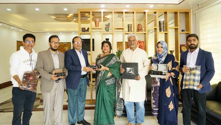 মিশুক মুনীরের ব্যবহৃত ক্যামেরা ফিল্ম আর্কাইভে হস্তান্তর