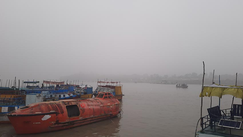 উপকূলে মেঘলা আকাশ, ঘন কুয়াশায় মোংলায় নৌযান চলাচল বিঘ্নিত 