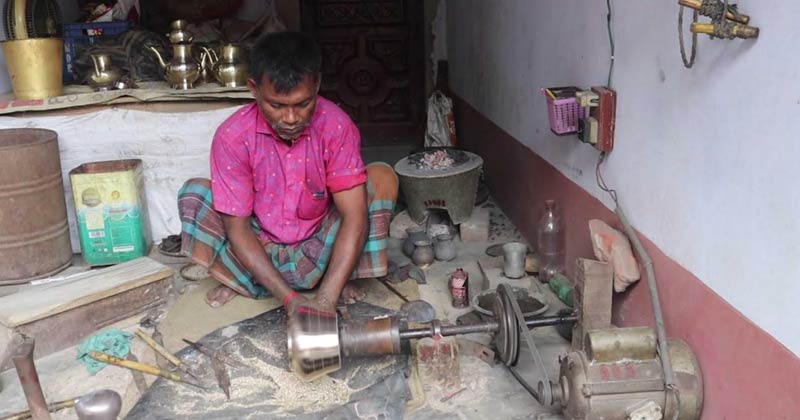 পৃষ্ঠপোষকতার অভাবে অন্য পেশায় নওগাঁর কাঁসা-পিতলের কারিগররা