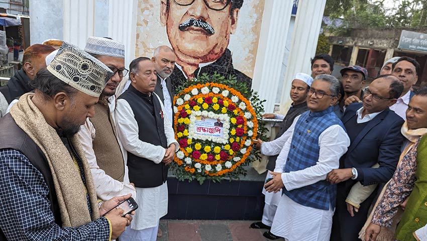 বঙ্গবন্ধুর প্রতিকৃতিতে পুষ্পস্তবক অর্পণ করলেন নব-নির্বাচিত এমপি নাদেল