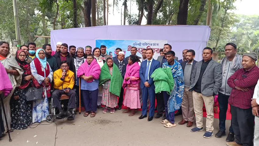 শীতে উষ্ণতা ছড়াতে প্রতিবন্ধীদের মাঝে শীতবস্ত্র বিতরণ