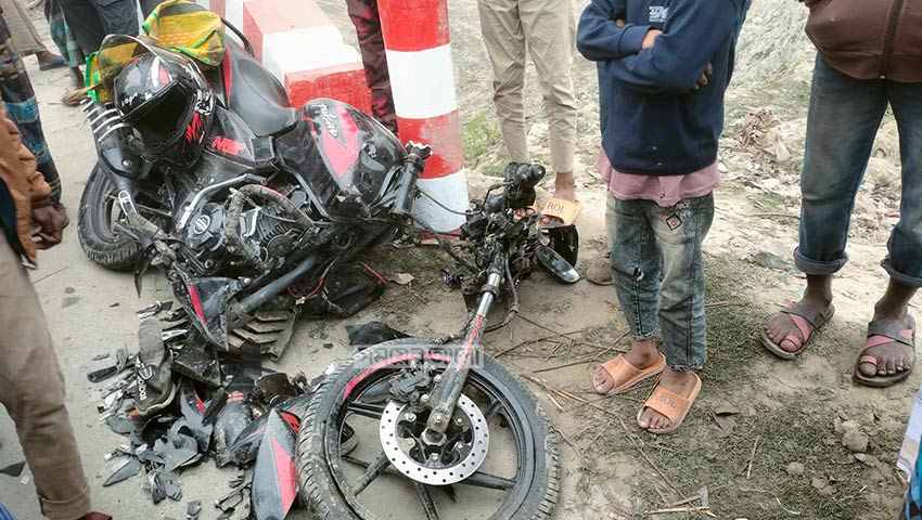ভটভটির সাথে সংঘর্ষে দুমড়ে-মুচড়ে যাওয়া মোটরসাইকেল । ছবি: সময়ের আলো