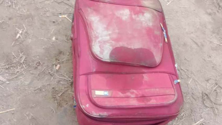  ব্রাহ্মণবাড়িয়ায় লাল রংয়ের এই লাগেজ থেকে অজ্ঞাত নারীর লাশ উদ্ধার করে পুলিশ । ছবি: সময়ের আলো