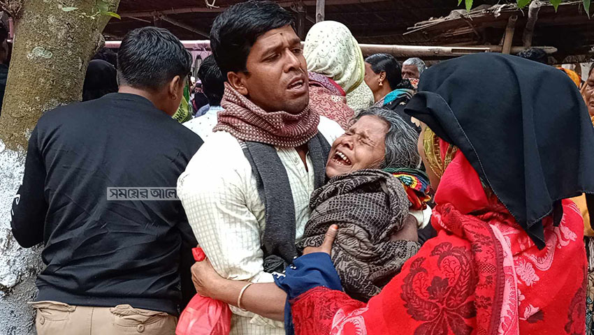  দুই ভাইয়ের একসঙ্গে বউভাতের অনুষ্ঠান হওয়ার কথা ছিল। কিন্তু এখন দুই ভাইয়ের মৃত্যুতে বিয়ে বাড়িতে শোকের মাতম চলছে। ছবি: সময়ের আলো