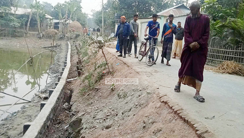 সাদুল্লাপুরে সড়কের প্যালাসাইডিং তুলে বিক্রি, রাস্তা ধসের শঙ্কা