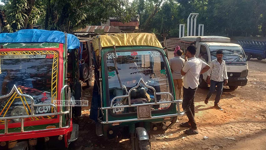 ঝালকাঠির নলছিটি কেন্দ্রীয় শহীদ মিনার চত্বর দখল করে অবৈধভাবে অটো বাইক ও ম্যাজিক গাড়ির স্ট্যান্ড করা হয়েছে । ছবি: সময়ের আলো