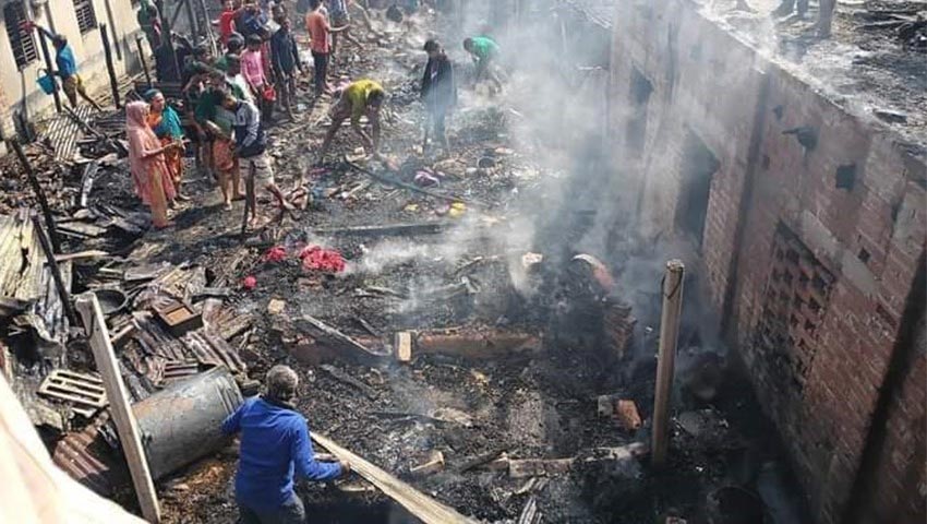 শটসার্কিটের আগুনে ৬টি বসতবাড়ি পুড়ে ছাই