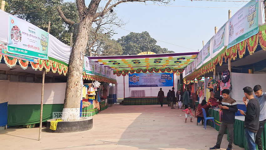 কুড়িগ্রামে দায়সারাভাবে শুরু হয়েছে স্থানীয় উদ্যোক্তাদের পণ্য সম্ভার নিয়ে বিসিক মেলা। নেই উদ্যোক্তা-দর্শনার্থীদের ভিড় । ছবি: সময়ের আলো