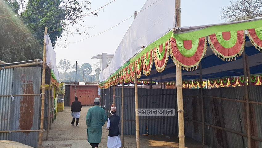 কুড়িগ্রামে দায়সারাভাবে শুরু হয়েছে স্থানীয় উদ্যোক্তাদের পণ্য সম্ভার নিয়ে বিসিক মেলা। নেই উদ্যোক্তা-দর্শনার্থীদের ভিড় । ছবি: সময়ের আলো
