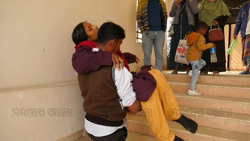 ঝিনাইদহ ২৫০ শয্যা বিশিষ্ট হাসপাতালে দুটি লিফট বন্ধ থাকায় সীমাহীন দুর্ভোগে চিকিৎসা সেবা নিতে আসা রোগীরা । ছবি: সময়ের আলো