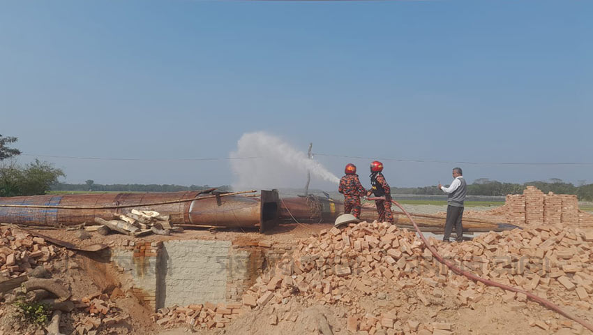 ভোলার চরফ্যাশনে অবৈধ ইটভাটায় অভিযান চালাচ্ছে মোবাইল কোর্ট । ছবি: সময়ের আলো