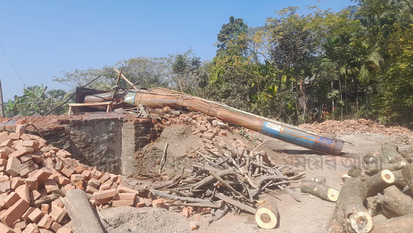 ভোলার চরফ্যাশনে অবৈধ ইটভাটায় অভিযান চালাচ্ছে মোবাইল কোর্ট । ছবি: সময়ের আলো
