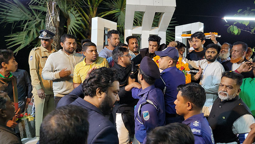 মাদারীপুরে শহীদ মিনারে ছাত্রলীগের নেতাকর্মীদের হট্টগোল-হাতাহাতি 