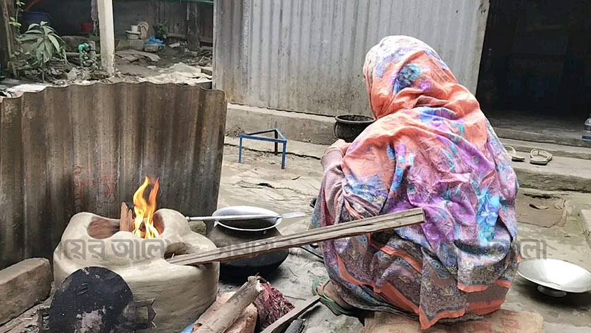 মুন্সীগঞ্জের গজারিয়ায় ঘোষণা ছাড়াই গ্যাস সংযোগ বিছিন্ন করেছে তিতাস কর্তৃপক্ষ। এতে বাধ্য হয়ে মাটির চুলায় রান্না করছেন অনেকে। ছবি: সময়ের আলো