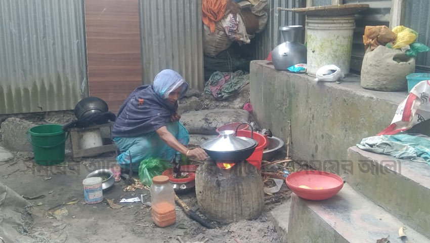 মুন্সিগঞ্জের গজারিয়া উপজেলায় গত ১০ দিন ধরে গ্যাস সরবরাহ বন্ধ রেখেছে মেঘনা তিতাস গ্যাস কর্তৃপক্ষ। এতে শতশত বৈধ গ্রাহকও গ্যাস না পাওয়ায় পড়ছেন চরম ভোগান্তিতে। ছবি: সময়ের আলো