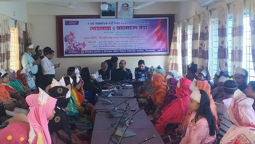 নওগাঁর নিয়ামতপুরে নারী দিবসের আলোচনা সভায় ভার্চুয়ালী যুক্ত হন খাদ্যমন্ত্রী সাধন চন্দ্র মজুমদার। ছবি: প্রতিনিধি