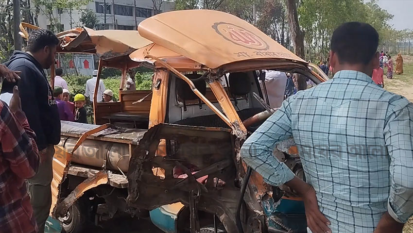 সিলেটে গরুবোঝাই পিকআপ-যাত্রীবাহী লেগুনার মুখোমুখি সংঘর্ষে দুমড়ে-মুচড়ে যাওয়া লেগুনা। ছবি: সময়ের আলো