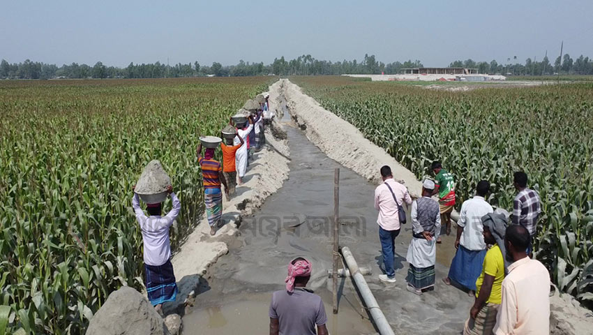 চরবাসীদের সম্মিলিত উদ্যোগে সড়ক নির্মাণ