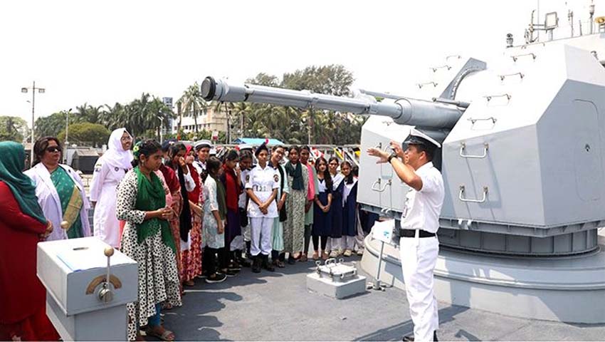 সেনাবাহিনীর তোপধ্বনি, জাহাজ উন্মুক্ত ছিল নৌবাহিনীর
