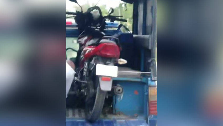 ঈদের ছুটি শুরু হওয়ায় স্ত্রীকে সঙ্গে নিয়ে মোটরসাইকেলে ঈশ্বরগঞ্জ থেকে নিজ বাড়ি রৌমারিতে যাচ্ছিলেন। ছবি: সংগৃহীত