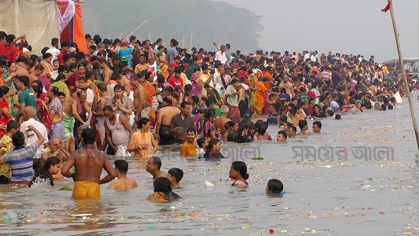 পাপমোচনের বাসনায় অষ্টমী স্নানে পুণ্যার্থীদের ঢল
