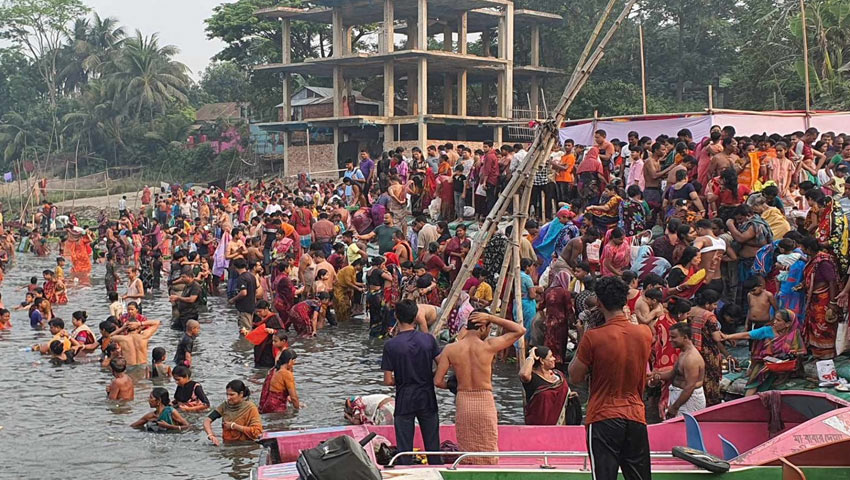 ব্রাহ্মণবাড়িয়ায় অষ্টমী গঙ্গাস্নানে ভক্তদের ঢল  
