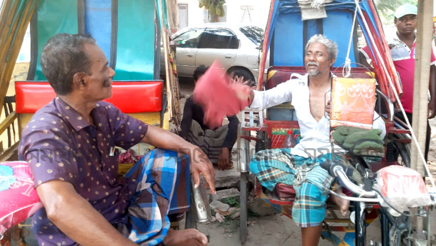 দেশের সর্বোচ্চ তাপমাত্রা পুড়ছে যশোর। তীব্র দাহে সবচেয়ে বেশি বিপাকে পড়েছেন রিকশাচালকরা। ছবি: সময়ের আলো