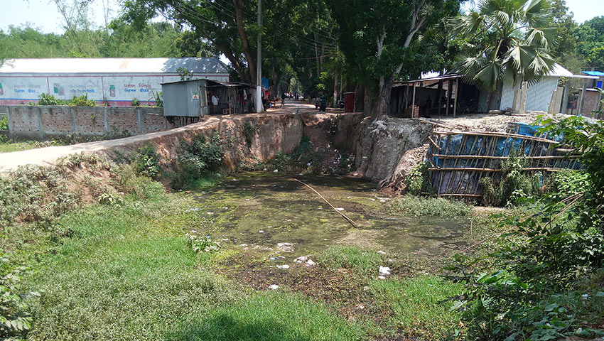 রাজবাড়িতে সেতু ভেঙ্গে কাঁচা রাস্তা, আড়াই বছরেও হয়নি নতুন সেতু