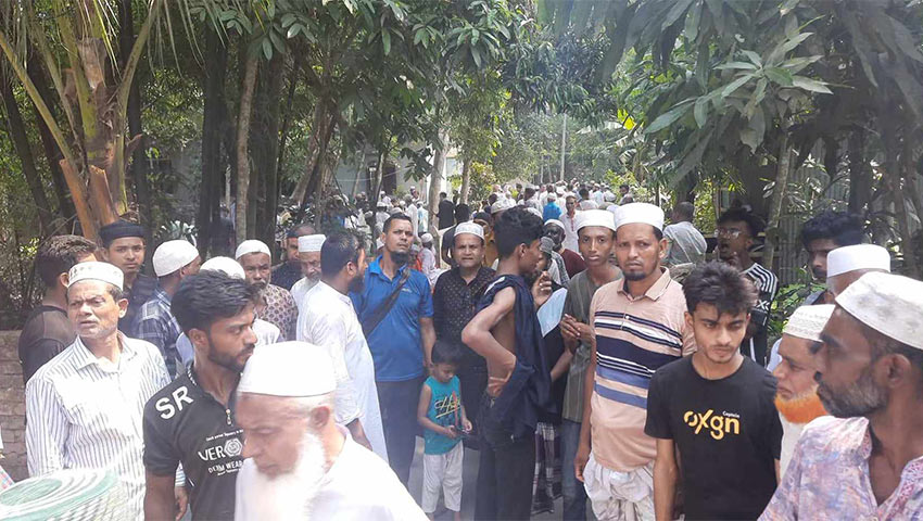 মরদেহ দেখতে এলাকাবাসীর ভিড়। ছবি: সময়ের আলো