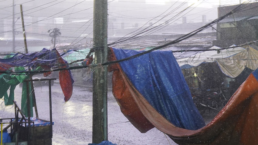 ঝড়ো হাওয়াসহ বৃষ্টি। ছবিটি রাজধানীর কারওয়ান বাজার থেকে তোলা। সময়ের আলো