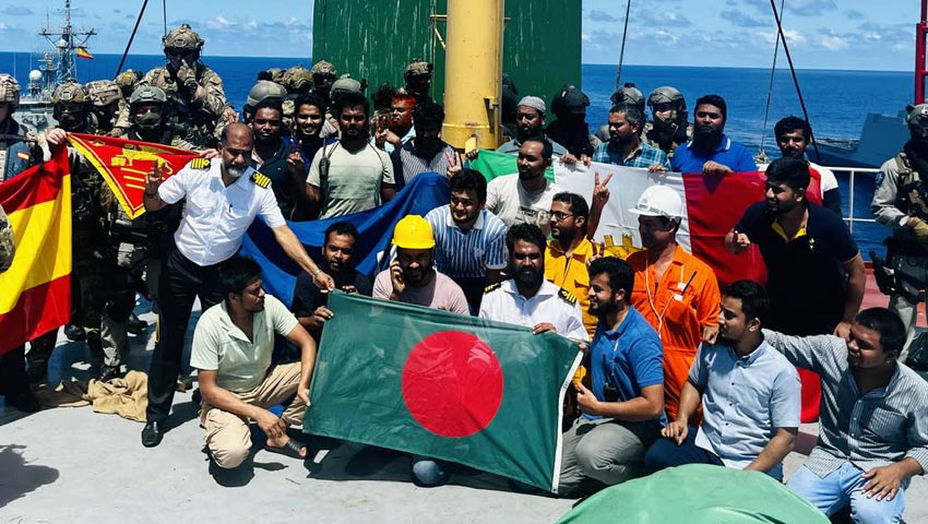 বাংলাদেশি পতাকা হাতে নিয়ে এমভি আবদুল্লাহ জাহাজের নাবিকদের উচ্ছ্বাস। ছবি: সংগৃহীত