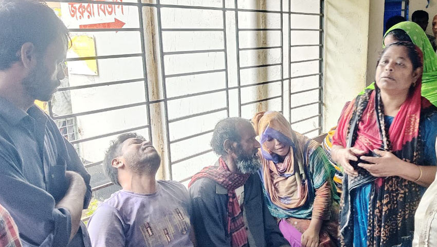 নিহতের স্বজনদের আহাজারি। ছবি: প্রতিনিধি