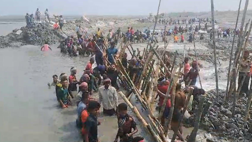 খুলনায় স্বেচ্ছাশ্রমের ঘামে ভাঙ্গা বাঁধ সংস্কার