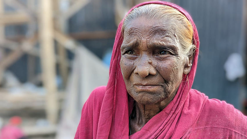 বৃদ্ধা ভিক্ষুক কুটি খাতুন। ছবি: প্রতিনিধি