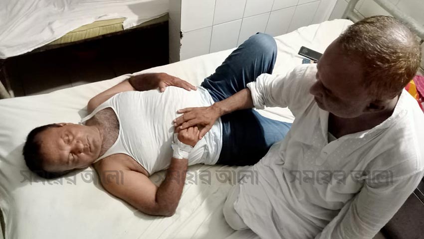 আহত শিক্ষক মোহাম্মদ মোজাম্মেল হক। ছবি: সংগৃহীত