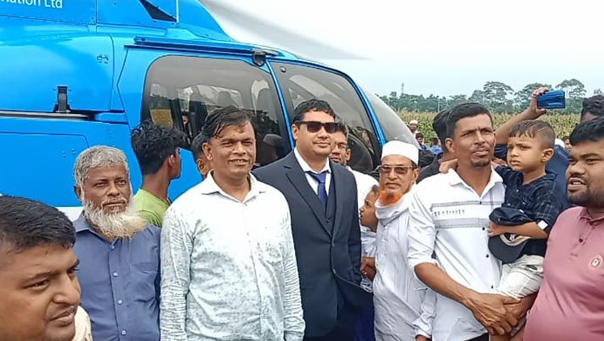 আমেরিকা প্রবাসী জসিম উদ্দিন হেলিকপ্টার থেকে অবতরণের পর কচুয়ায় নিজ গ্রামে এলাকাবাসীর সাথে। ছবি: প্রতিনিধি