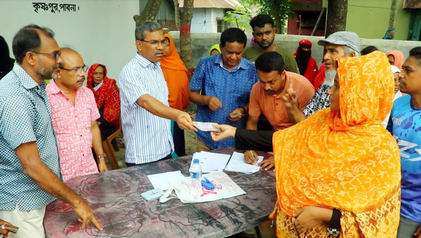 পাবনায় ঈদ আনন্দ ছড়িয়ে দিতে অসহায় দরিদ্রদের মাঝে অর্থ প্রদান