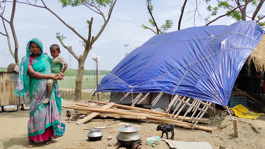 ঘূর্ণিঝড় রিমালের এক মাস অতিবাহিত হলেও ধ্বংসস্তূপের চাপা থেকে এখনো সোজা হতে পারেনি লুবনার বসতঘর। ছবি: সময়ের আলো
