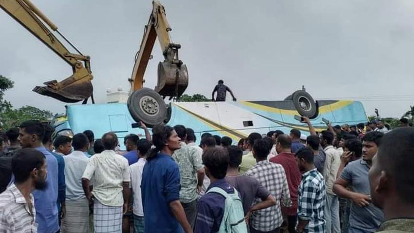সীতাকুণ্ডে যাত্রীবাহী বাস উল্টে নিহত ১, আহত ৩
