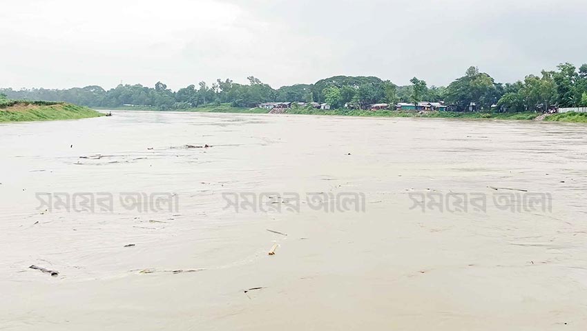 বৃষ্টিপাত কমে যাওয়ায় কমছে সাঙ্গু নদীর পানি। ছবি: সময়ের আলো